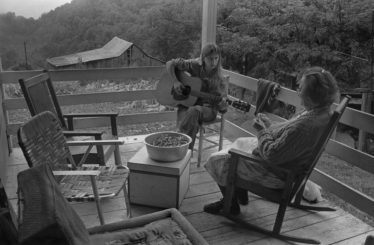 Dellie stringing beans with Nancy Morris, Sodom, Madison County, NC, 1975. (Copyright photograph by Rob Amberg, 2020.)