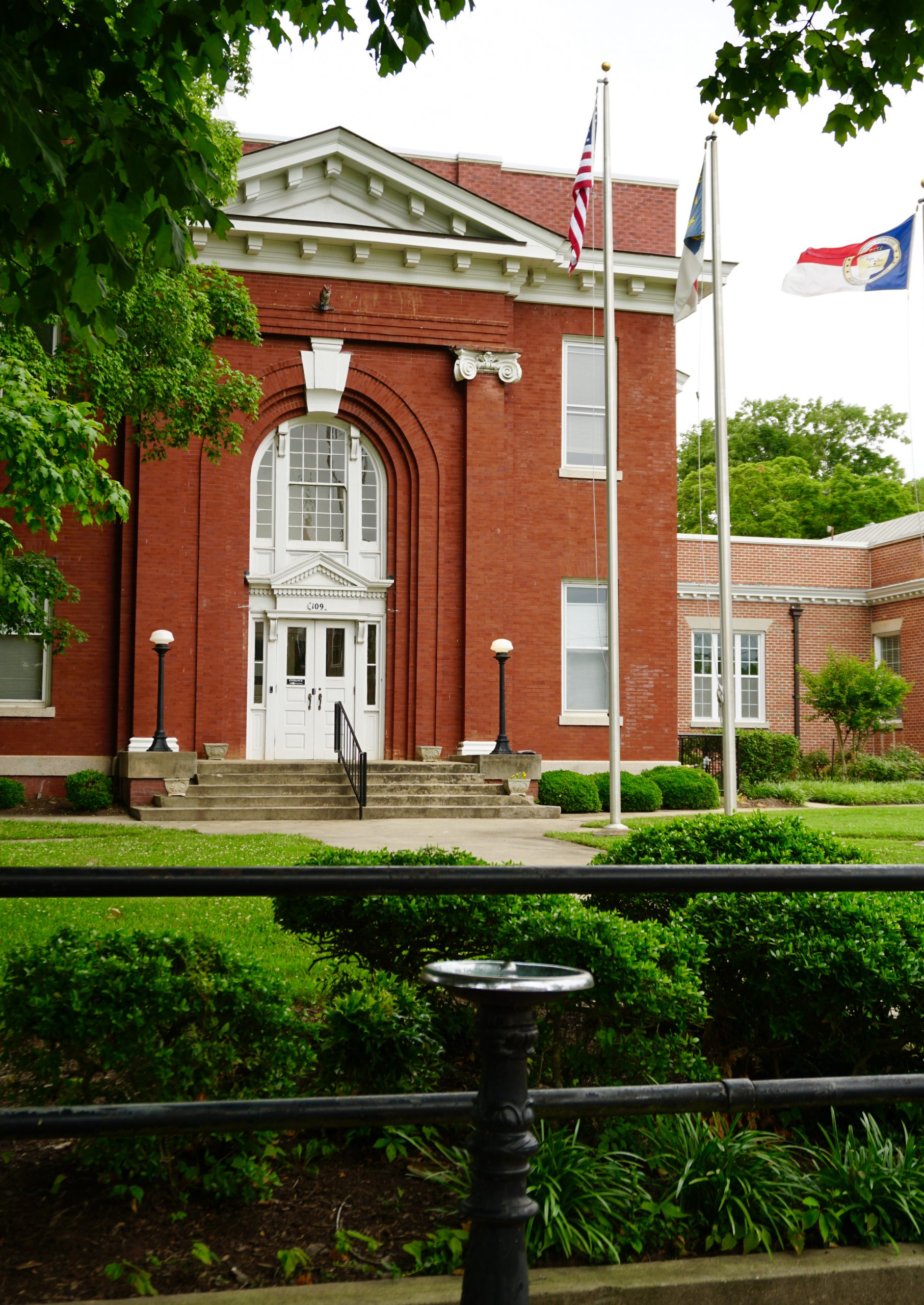 Exterior of the Warren County courthouse.