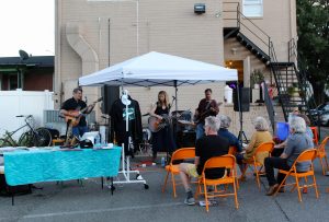 Dore performs at Peel Gallery outside with her band.